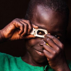 Kesk-Aafrika Vabariigist pärit Mustafa poseerib fotograafiks riietatuna.
