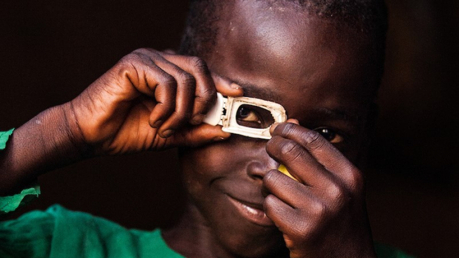 Kesk-Aafrika Vabariigist pärit Mustafa poseerib fotograafiks riietatuna.